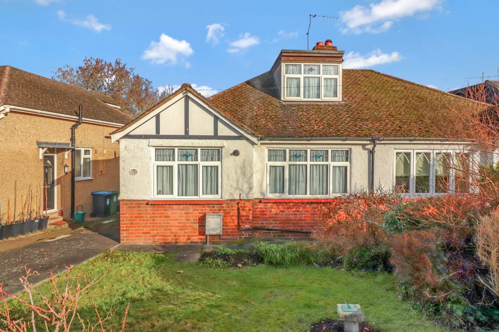 Abbots Rise, Kings Langley, Herts, WD4 2 bed bungalow £400,000