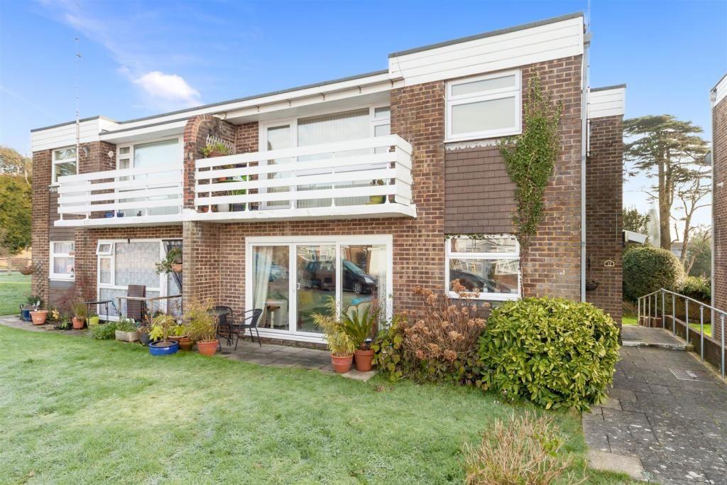 St. Annes Gardens, Hassocks, West Sussex, BN6 8RA 2 bed flat £160,000