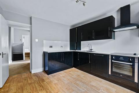 2 bedroom flat to rent, Archway Road, Highgate, N6