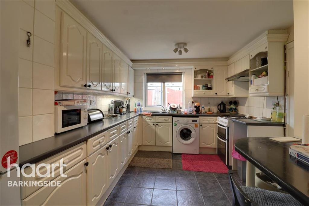 Copperfield Chigwell IG7 3 bed semidetached house to rent £1,600