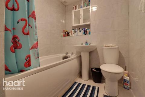 3 bedroom semi-detached house to rent, Copperfield, Chigwell