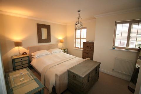 8 Gowrie Place, Caterham, CR3 5ZF