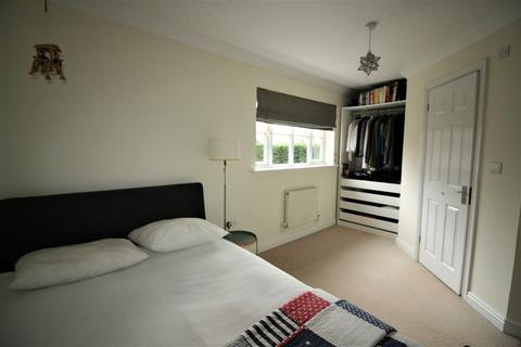 8 Gowrie Place, Caterham, CR3 5ZF