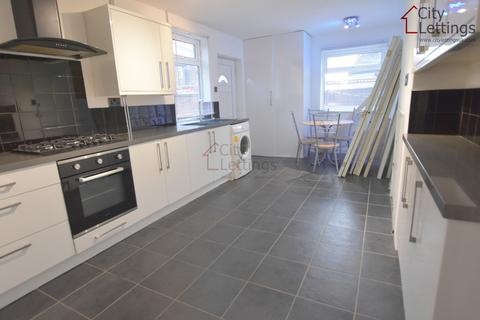 4 bedroom end of terrace house to rent - Meadow Road, Beeston