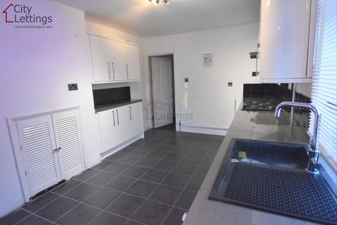 4 bedroom end of terrace house to rent, Meadow Road, Beeston