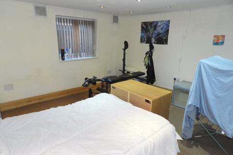 102 Woodsley Road, Leeds, LS3 1DU