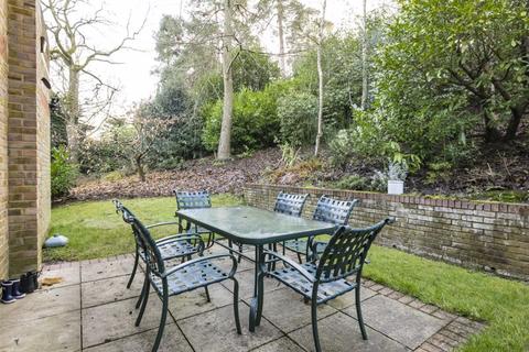 6, Ash Court The Warren, Oxshott, Leatherhead, KT22 0SB