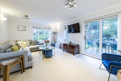 6, Ash Court The Warren, Oxshott, Leatherhead, KT22 0SB