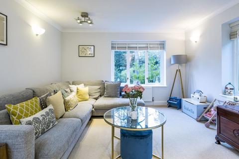 6, Ash Court The Warren, Oxshott, Leatherhead, KT22 0SB