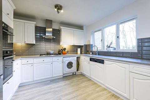 6, Ash Court The Warren, Oxshott, Leatherhead, KT22 0SB