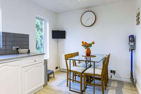 6, Ash Court The Warren, Oxshott, Leatherhead, KT22 0SB