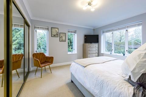 6, Ash Court The Warren, Oxshott, Leatherhead, KT22 0SB