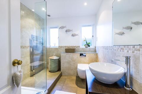 6, Ash Court The Warren, Oxshott, Leatherhead, KT22 0SB