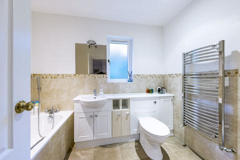 6, Ash Court The Warren, Oxshott, Leatherhead, KT22 0SB