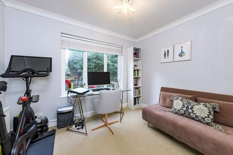 6, Ash Court The Warren, Oxshott, Leatherhead, KT22 0SB