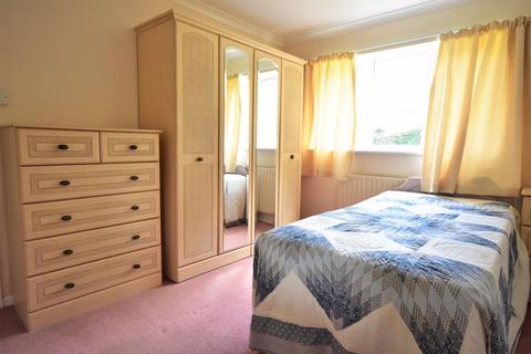 2 bedroom ground floor flat for sale - Avon Road, Farnham
