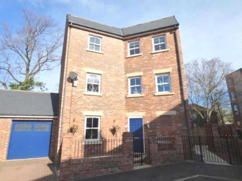 Dalton Crescent, Sheraton Park, Durham 5 bed detached house £1,500