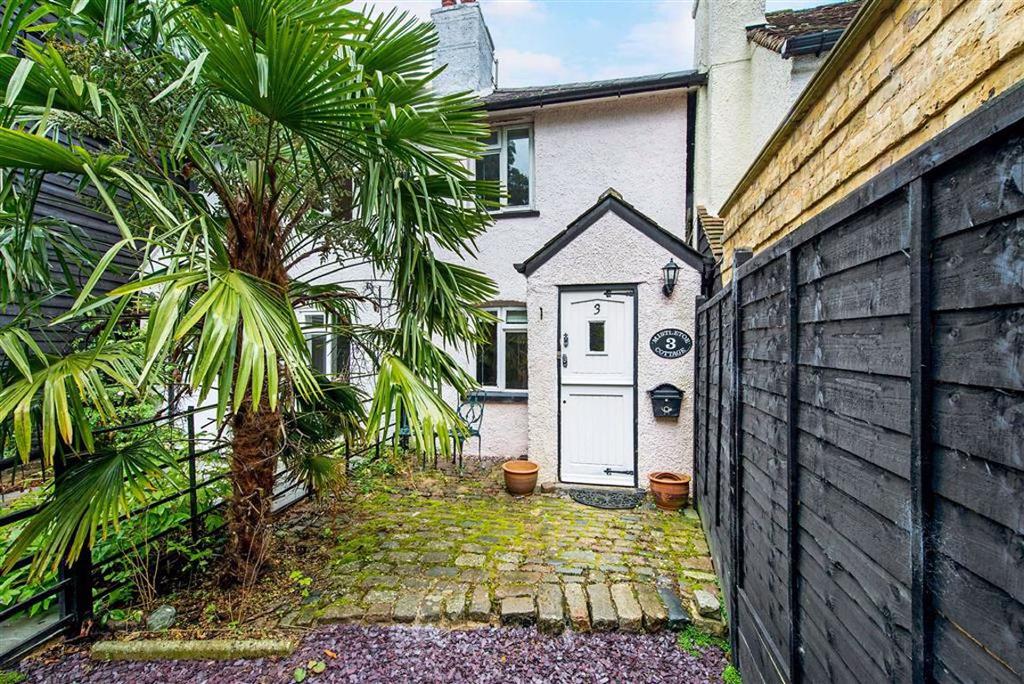 Appletree Dell, Dog Kennel Lane, Chorleywood, Rickmansworth Hertfordshire, WD3 2 bed cottage £