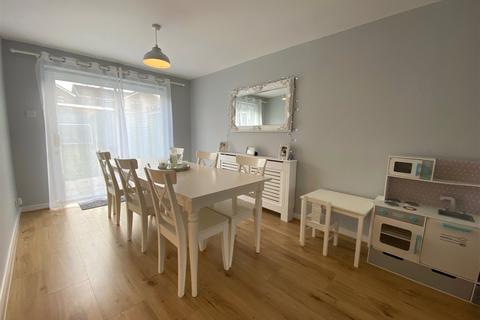 16 Benning Way, Wokingham, RG40 1XX