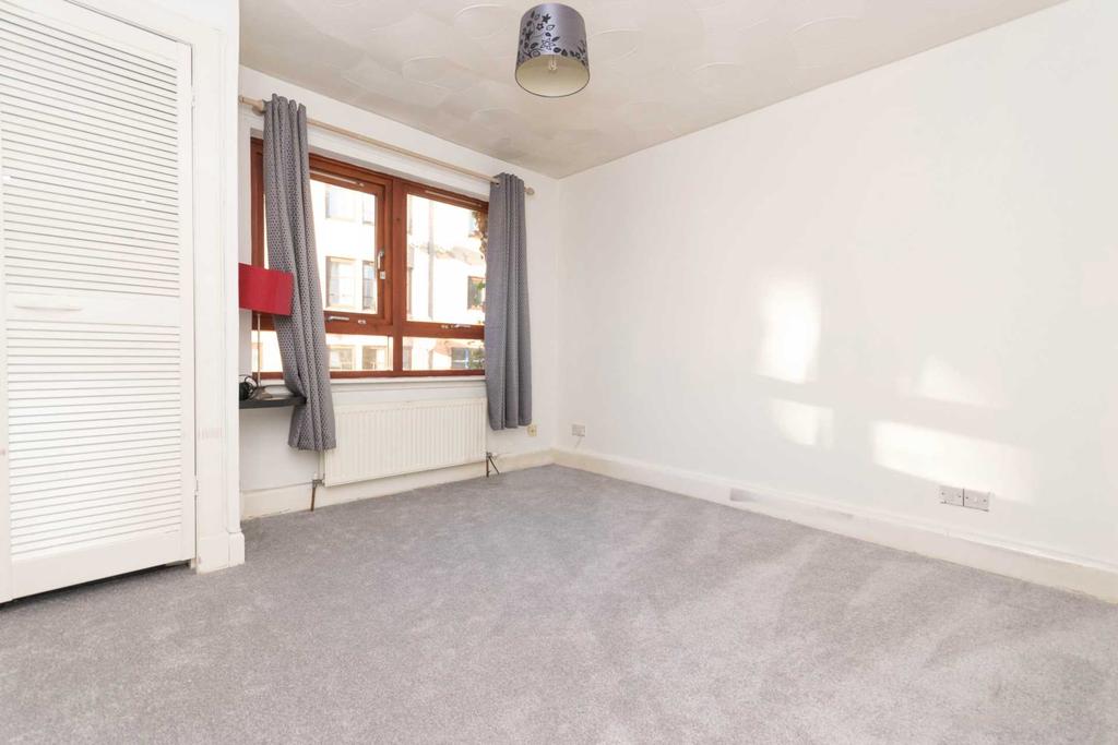Queen Street, Paisley, PA1 2TT 2 bed flat £59,995