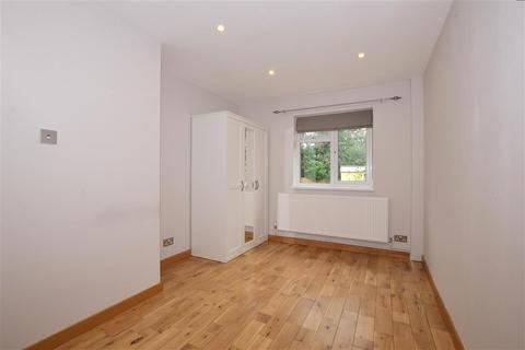 22 Parr Close, Leatherhead, KT22 7HD