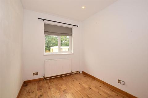 22 Parr Close, Leatherhead, KT22 7HD