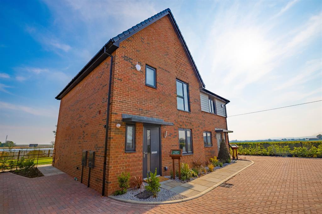 Faversham Lakes, Faversham, Kent 3 bed semidetached house £355,000