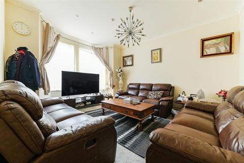 39 Avonwick Road, Hounslow, TW3 4DX