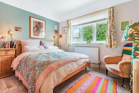 28 Avenue Road, Kingston Upon Thames, KT1 2RB