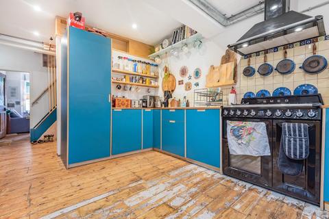 28 Avenue Road, Kingston Upon Thames, KT1 2RB