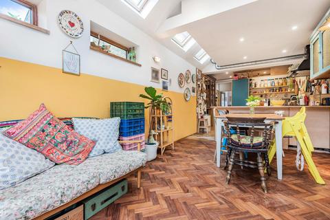 28 Avenue Road, Kingston Upon Thames, KT1 2RB