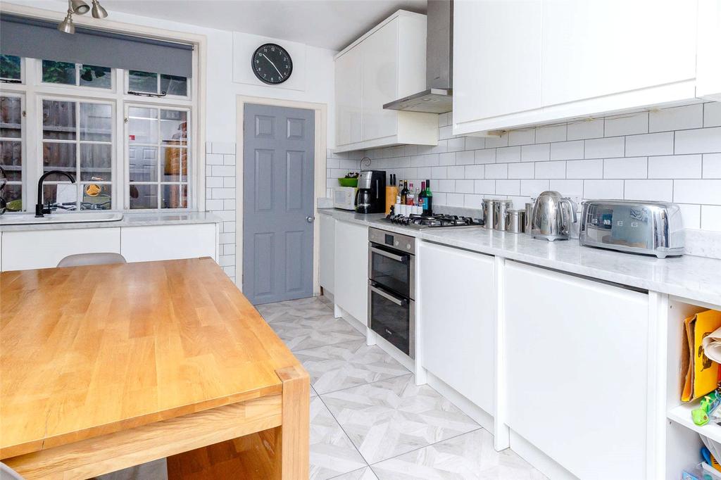 York Hill, Loughton, Essex, IG10 3 bed end of terrace house £500,000