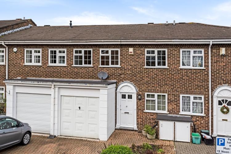 Caygill Close Bromley BR2 3 bed house £1,950 pcm (£450 pw)