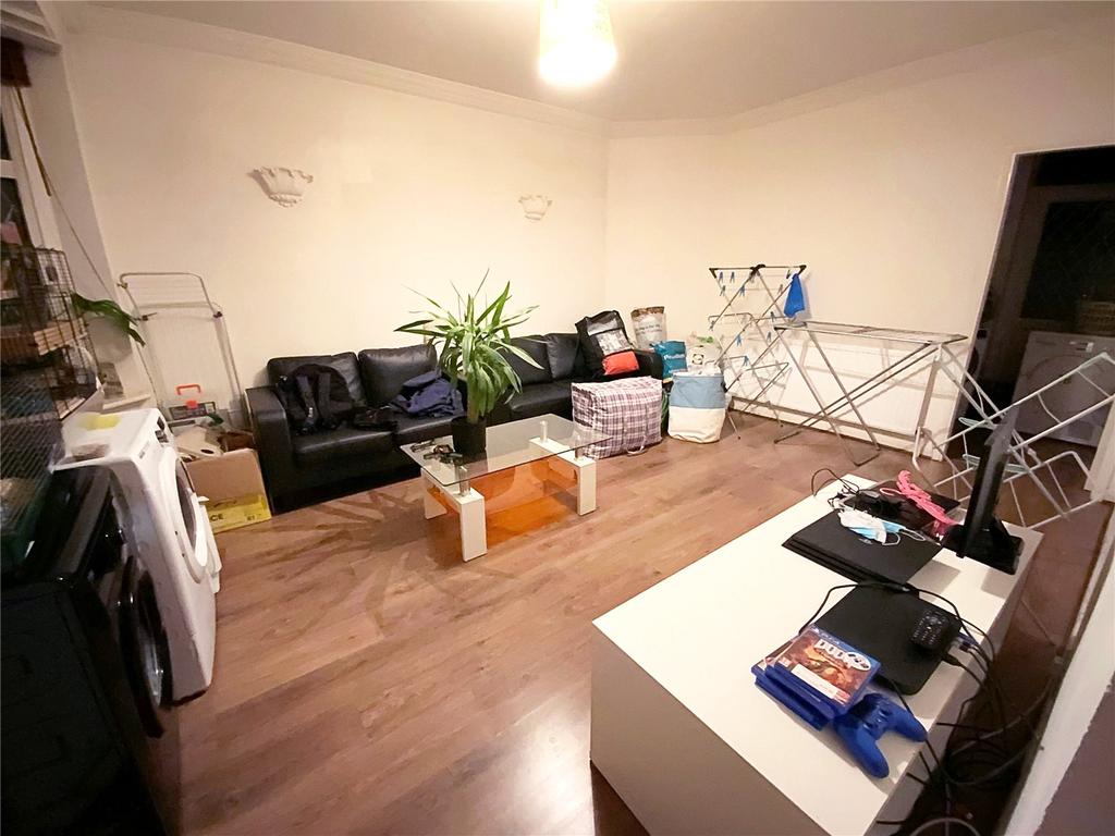 Seaforth Drive, Waltham Cross, EN8 4 bed terraced house £1,495 pcm (£
