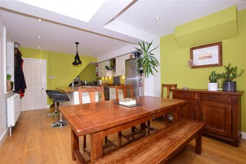 30 Albion Road, Reigate, RH2 7JY