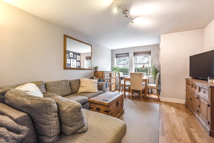 John Archer Way Battersea SW18 2 bed flat £1,650 pcm (£381 pw)