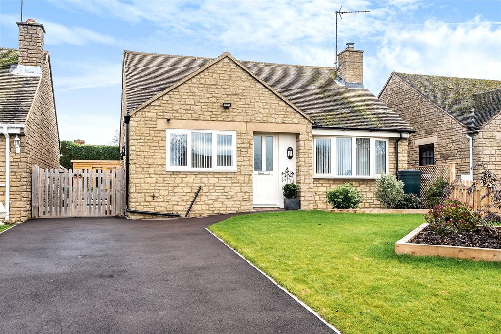Manor Park, Claydon, Banbury, Oxfordshire, OX17 2 bed detached bungalow