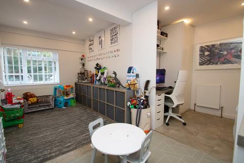 5 Bracken Dell, Rayleigh, SS6 8LP