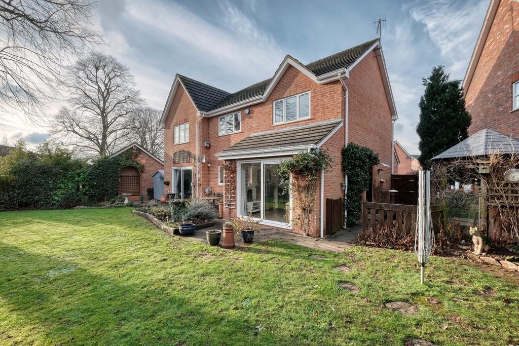 Appletrees Crescent, Woodland Grange, Bromsgrove, B61 0UD 5 bed