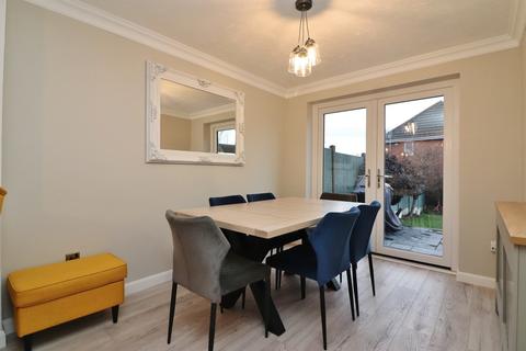 2 Felstead Close, Dosthill, Tamworth, B77 1QD