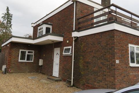 8 bedroom semi-detached house to rent - The Chase, Guildford