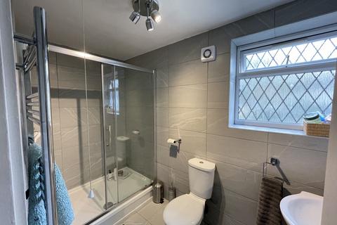 8 bedroom semi-detached house to rent, The Chase, Guildford