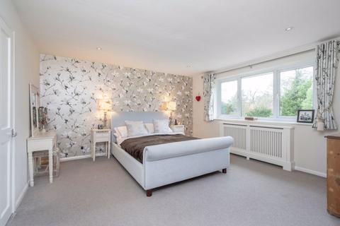 19 Fairacres, Cobham, KT11 2JW