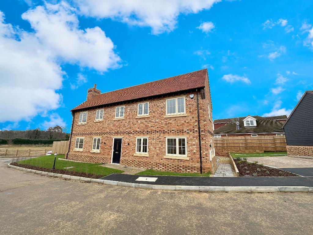 Pear Tree Close, Clophill, Bedfordshire, MK45 4BE 4 bed detached house