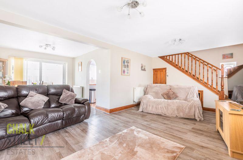 New Zealand Way, Rainham, RM13 3 bed semidetached house £400,000