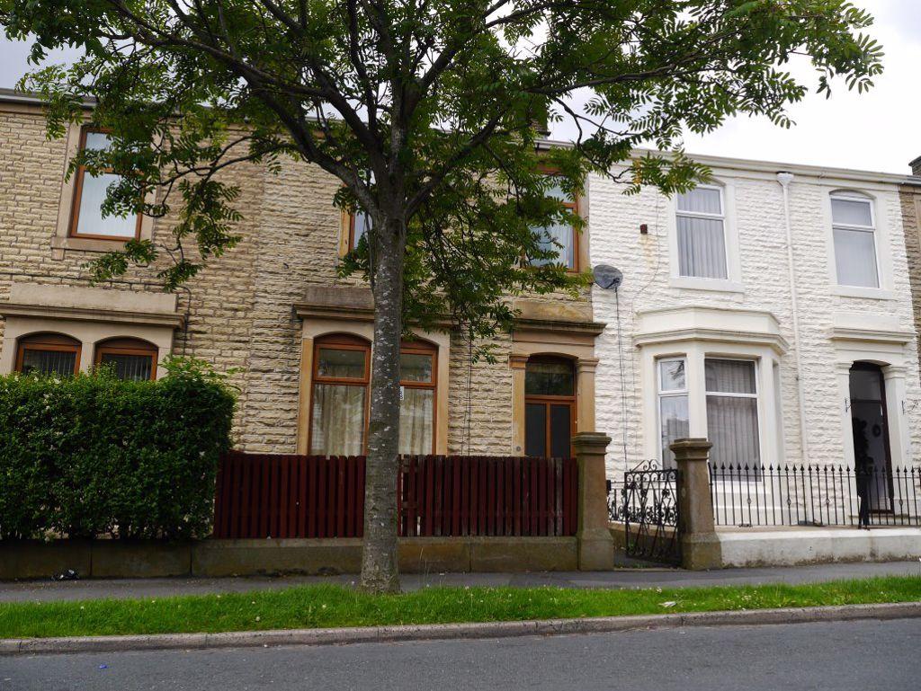 Avenue Parade, Accrington 2 bed flat £425 pcm (£98 pw)