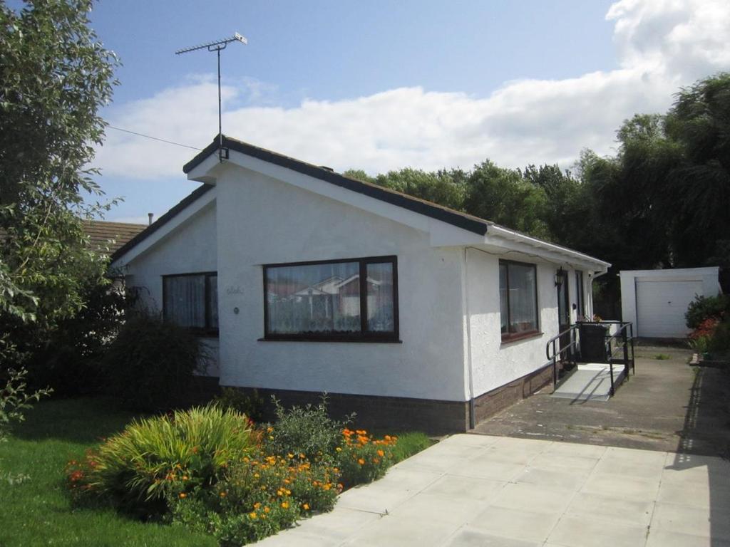 Towyn Way West, Towyn, Abergele 3 bed detached bungalow £165,000