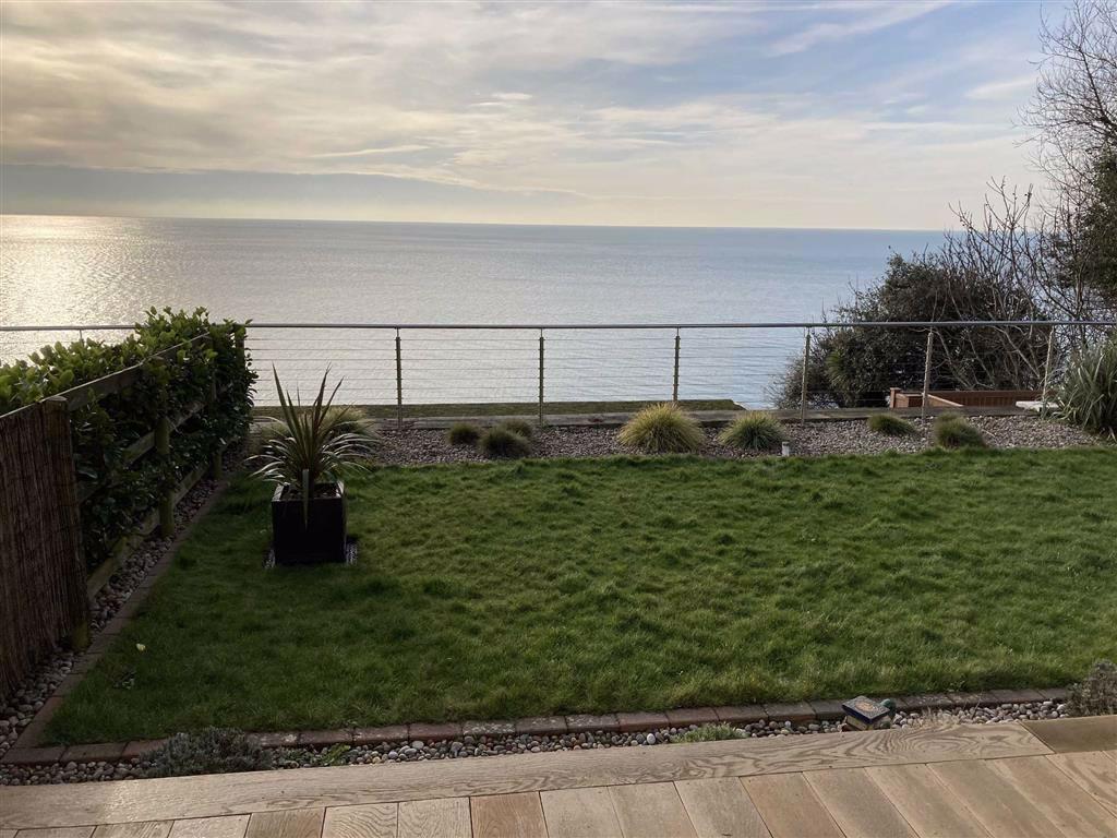 Radnor Cliff, Folkestone, Kent, CT20 2 bed apartment £1,350 pcm (£312 pw)