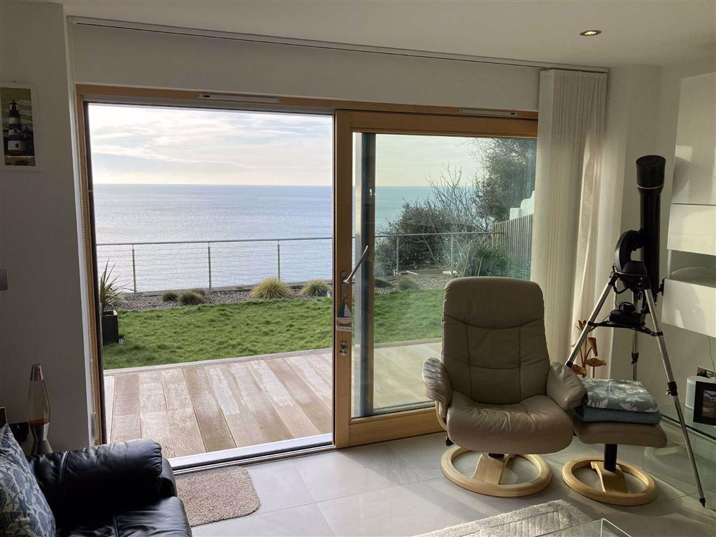 Radnor Cliff, Folkestone, Kent, CT20 2 bed apartment £1,350 pcm (£312 pw)