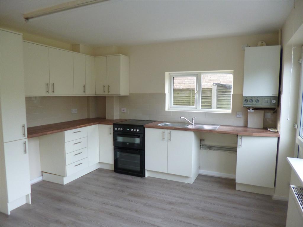 Chichester Avenue, Kidderminster, DY11 3 bed semidetached house £775